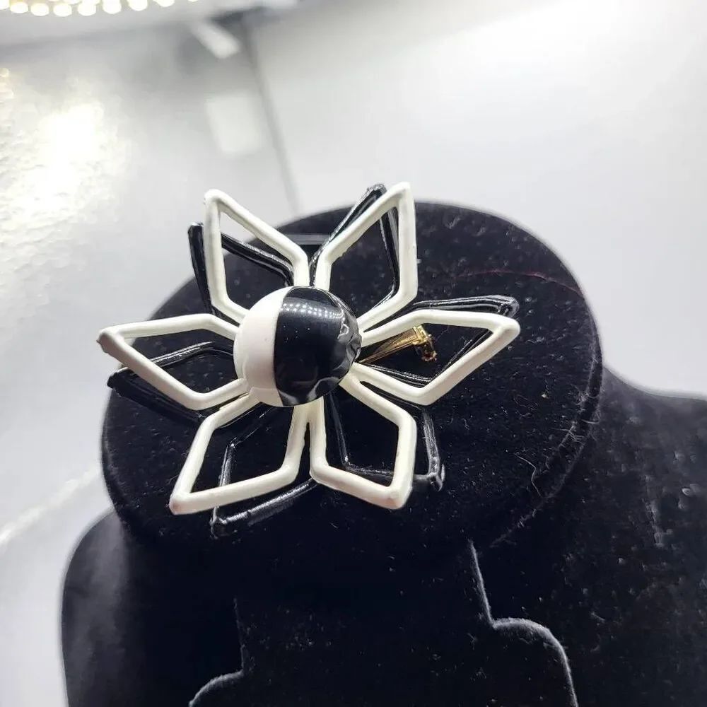 Vintage 60s Blackโand White Mod Flower Pin